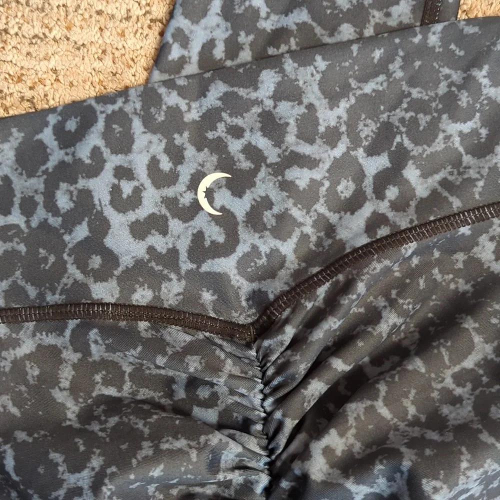 Zyia Scrunch Butt Leggings - Picture 4 of 10